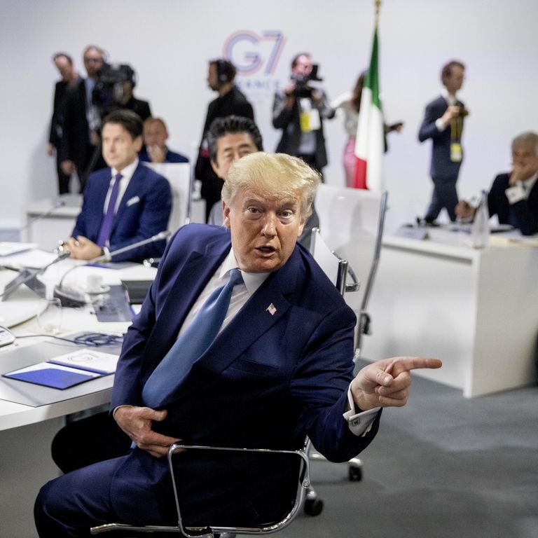 Donald Trump, sullo sfondo Giuseppe Conte al G7&nbsp;