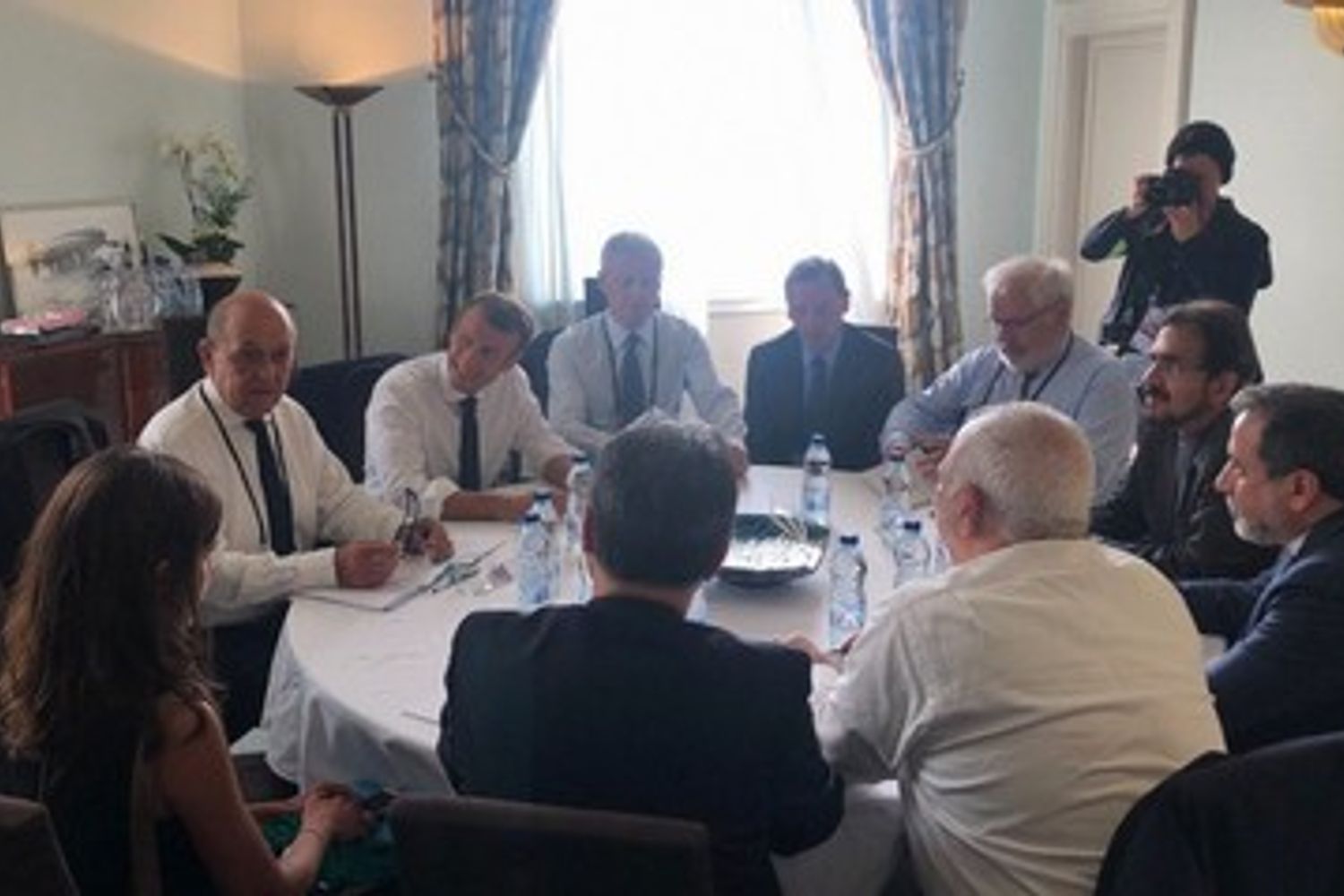 Il tavolo di lavoro di Macron con Zarif