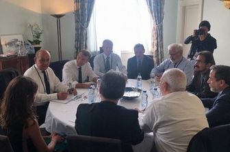 Il tavolo di lavoro di Macron con Zarif