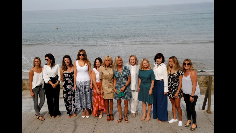 Foto di gruppo delle First Lady sulla spiaggia di Biarritz