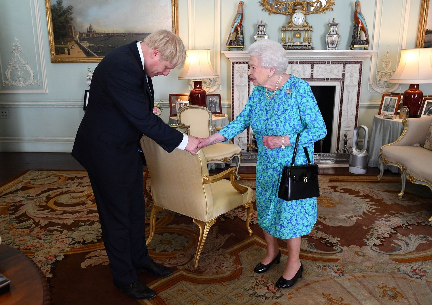 Il premier britannico Boris Johnson con la Regina Elisabetta II