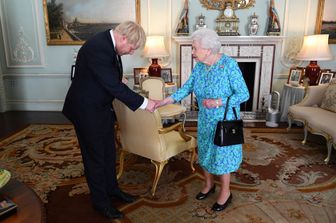 Il premier britannico Boris Johnson con la Regina Elisabetta II
