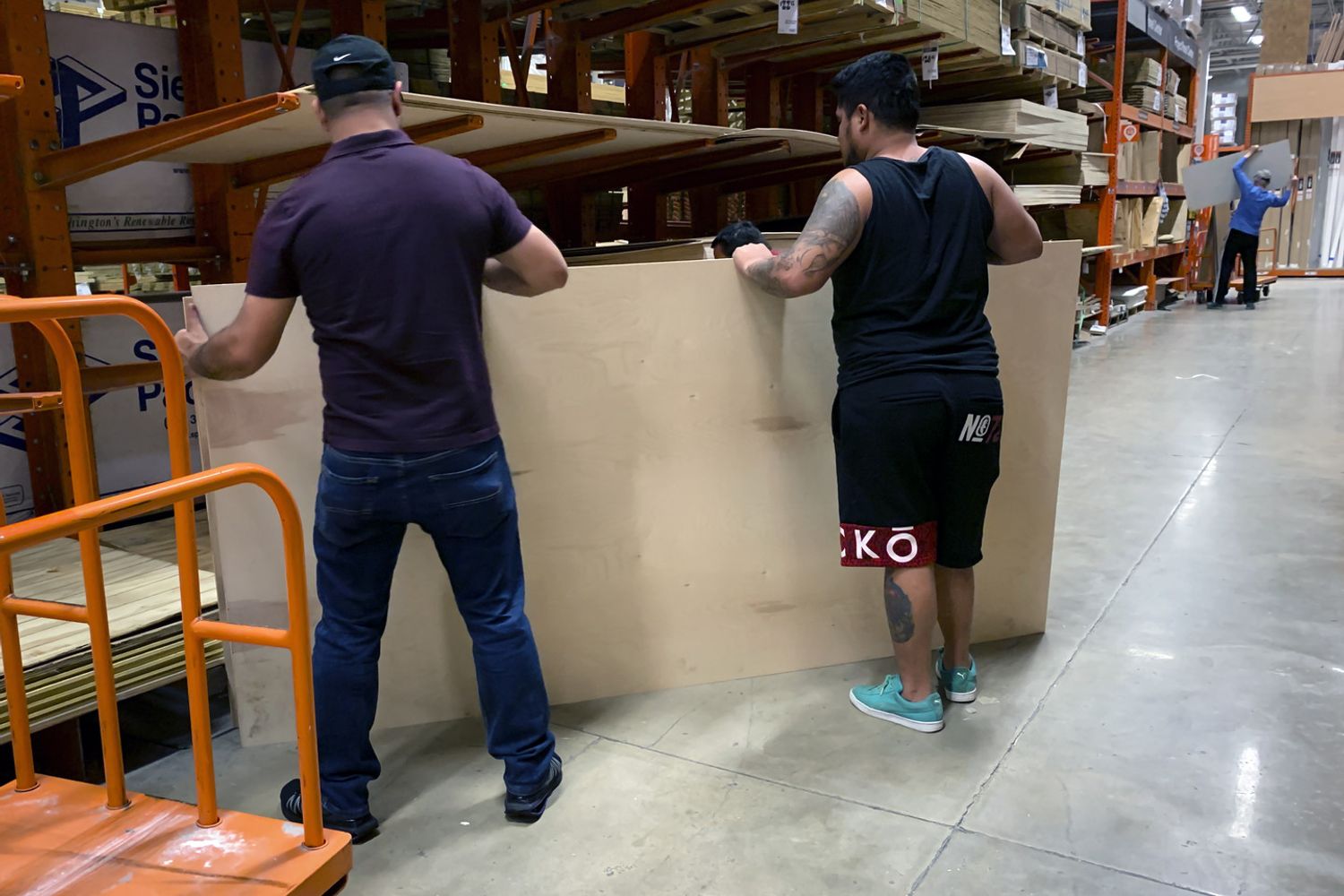 In Florida si fa incetta di pannelli di legno per proteggere vetrine e finestre dalla furia dell'uragano Dorian