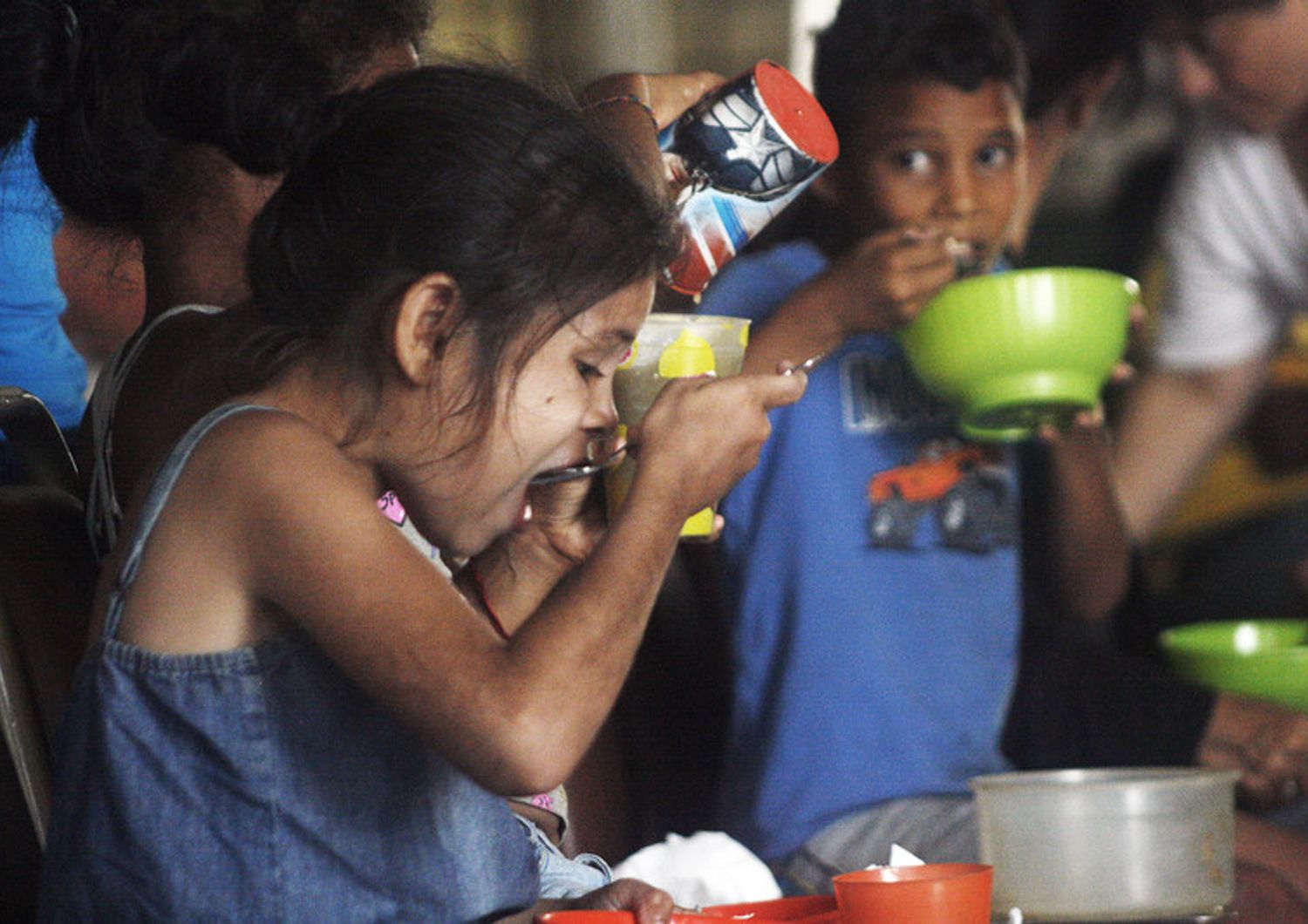 Bambini in una mensa per i poveri a Maracaibo