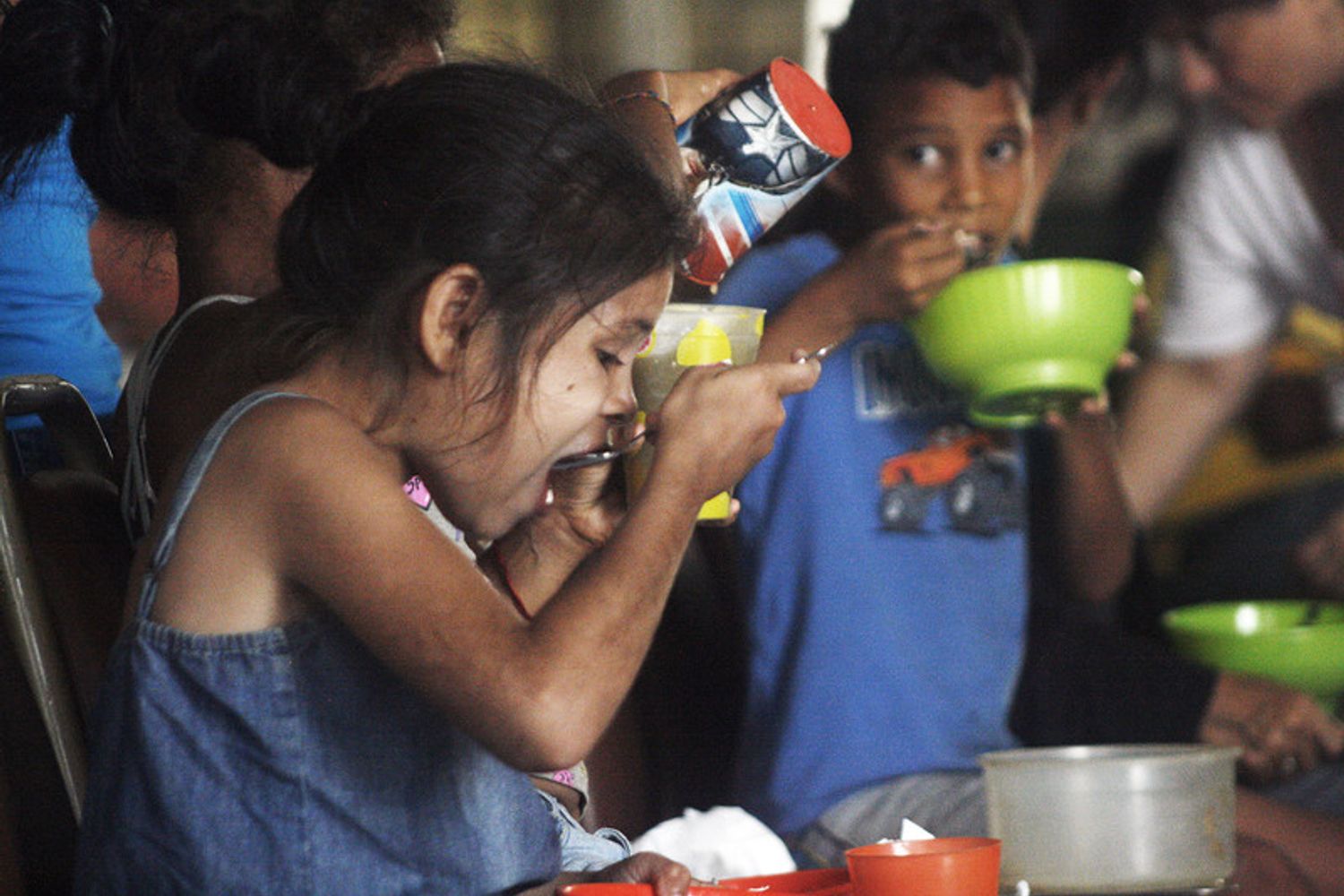 Bambini in una mensa per i poveri a Maracaibo