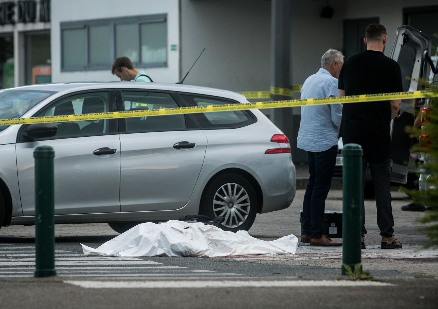 Il corpo della vittima dell'attacco con coltello a Lione