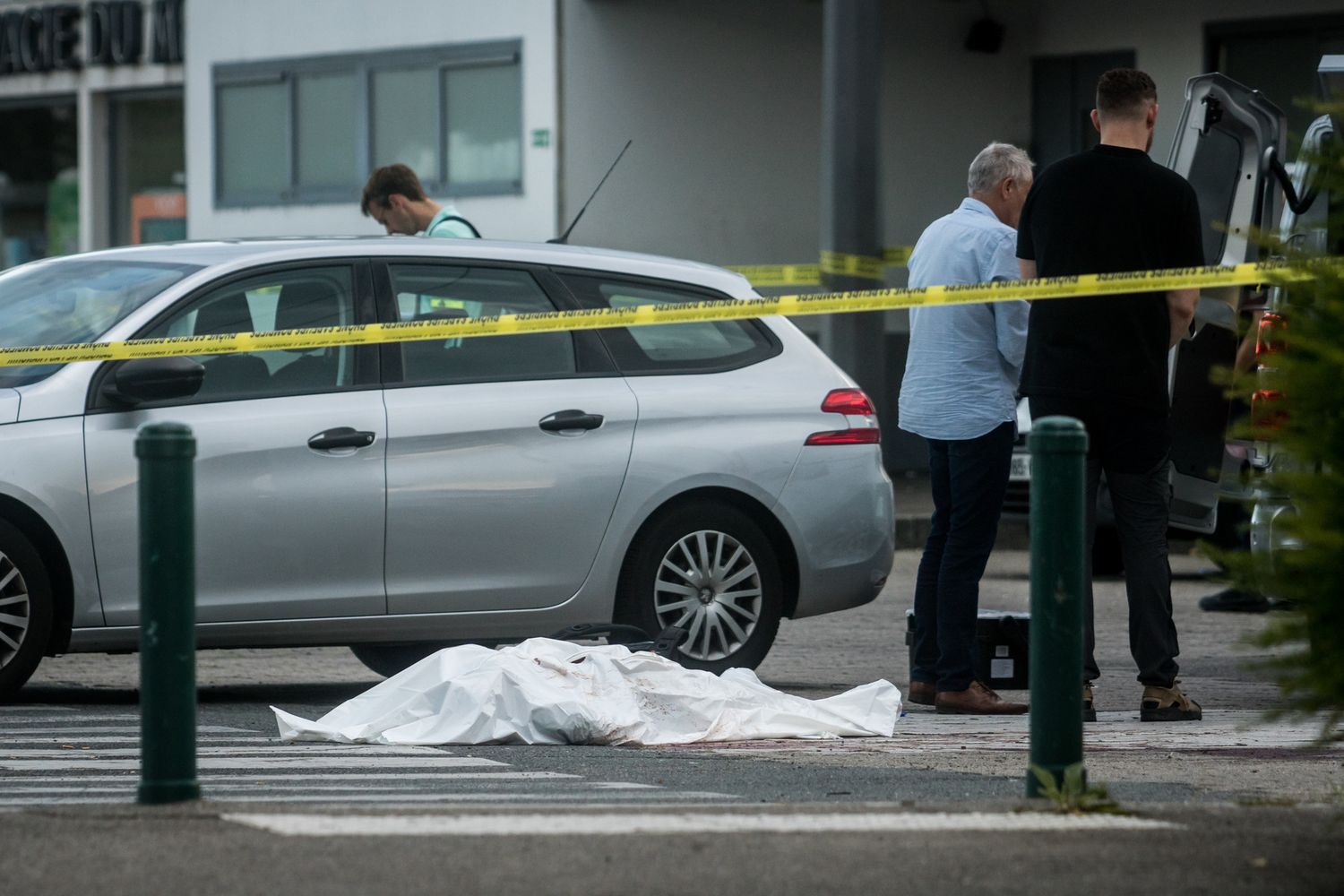 Il corpo della vittima dell'attacco con coltello a Lione