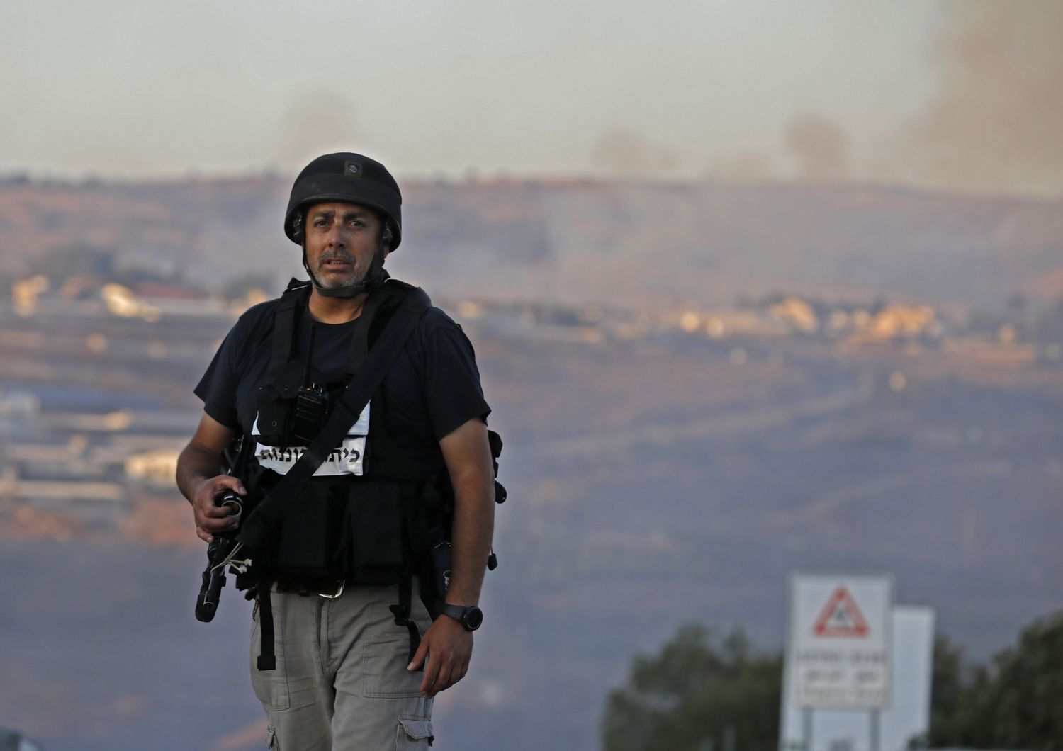 Un membro delle forze di sicurezza di Israele al confine con il Libano