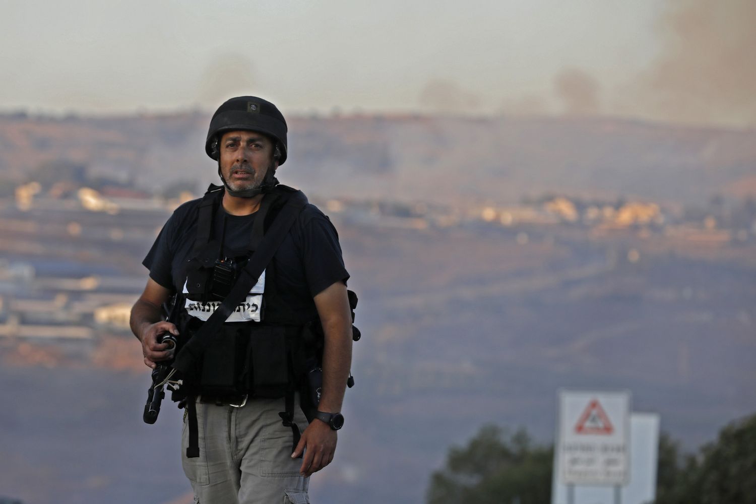 Un membro delle forze di sicurezza di Israele al confine con il Libano