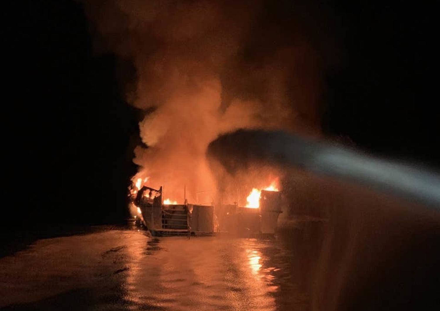 barca in fiamme in california 34 morti