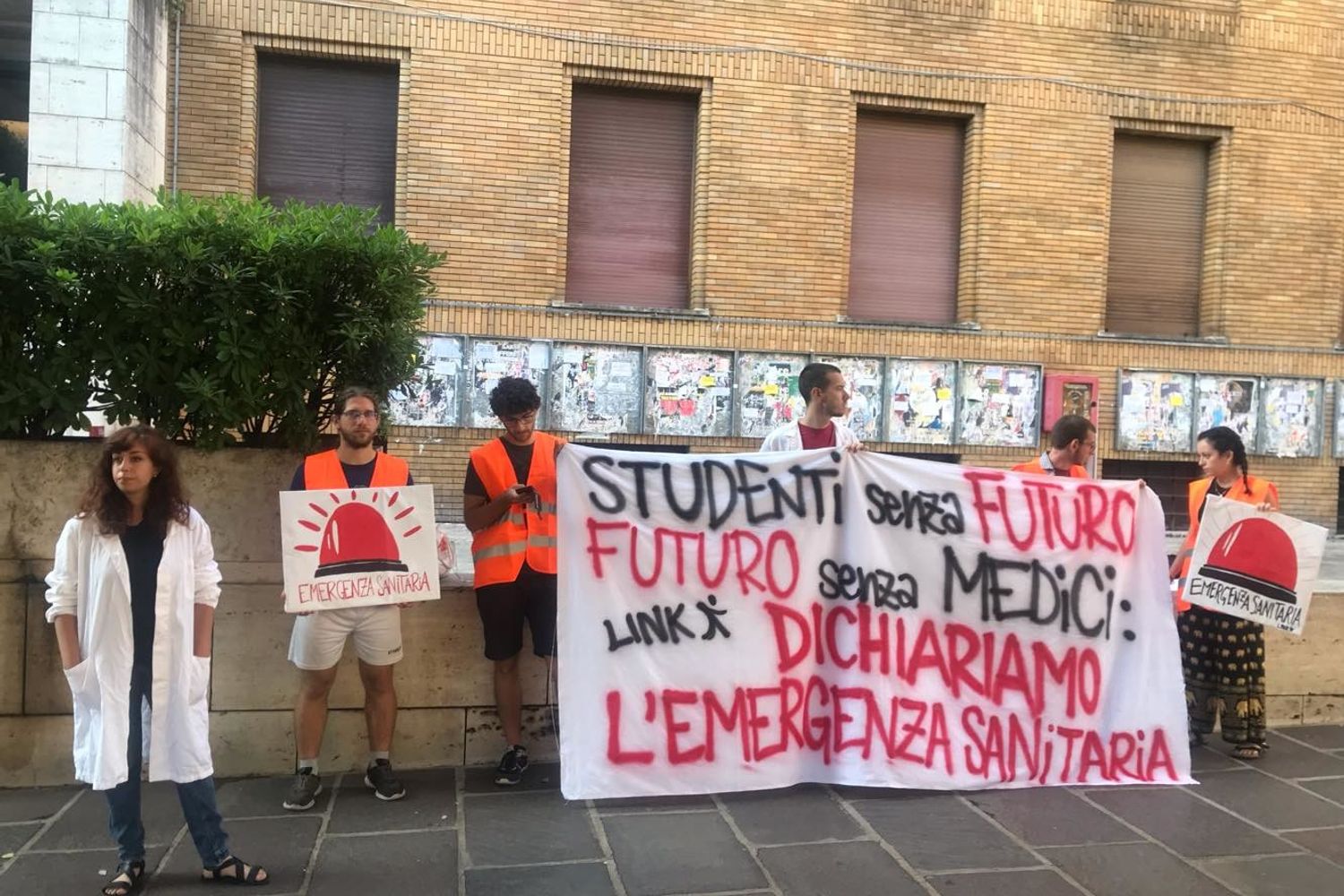 Una manifestazione di protesta all'avvio dei test di Medicina alla Sapienza