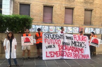 Una manifestazione di protesta all'avvio dei test di Medicina alla Sapienza