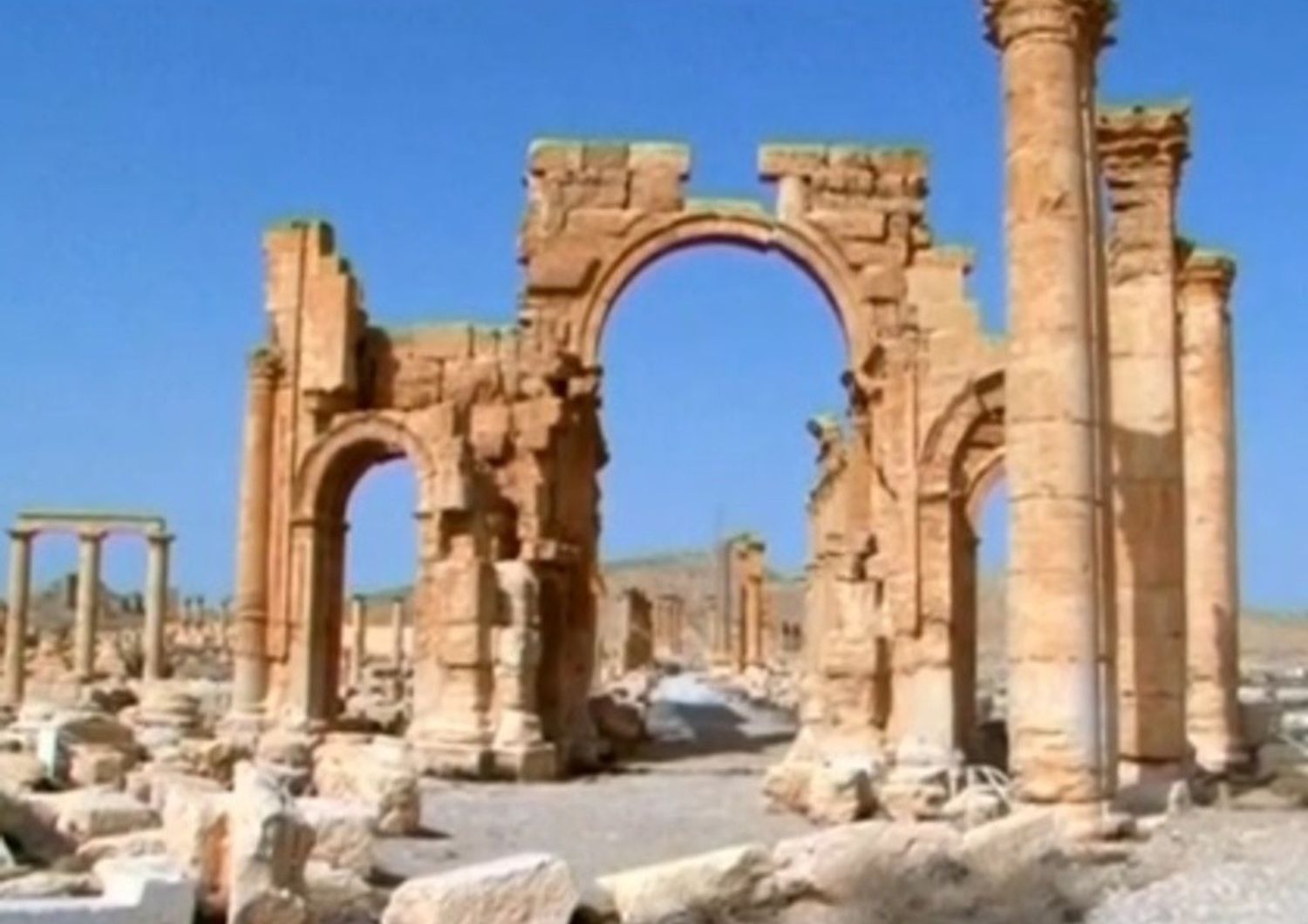 Siria: nuovo scempio a Palmira, Isis ha distrutto l'Arco di Trionfo di epoca romana