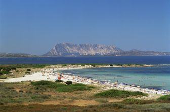 L'Isola di Tavolara vista dalla costa est della Sardegna