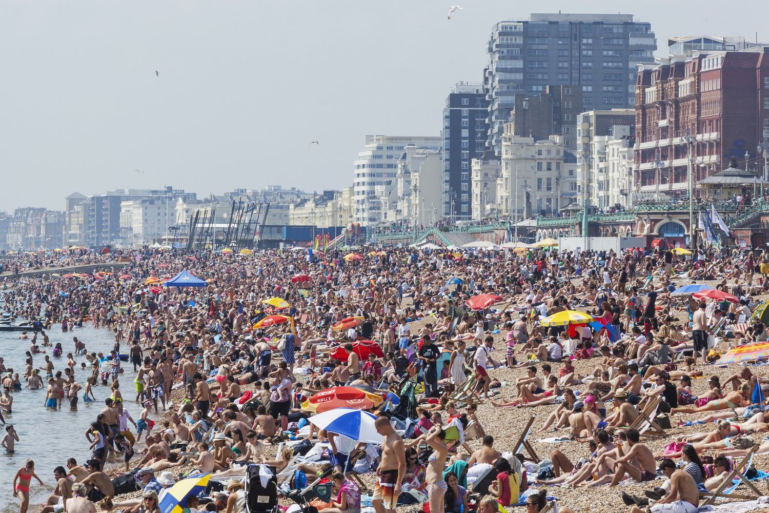 Una spiaggia di Brighton, Inghilterra&nbsp;