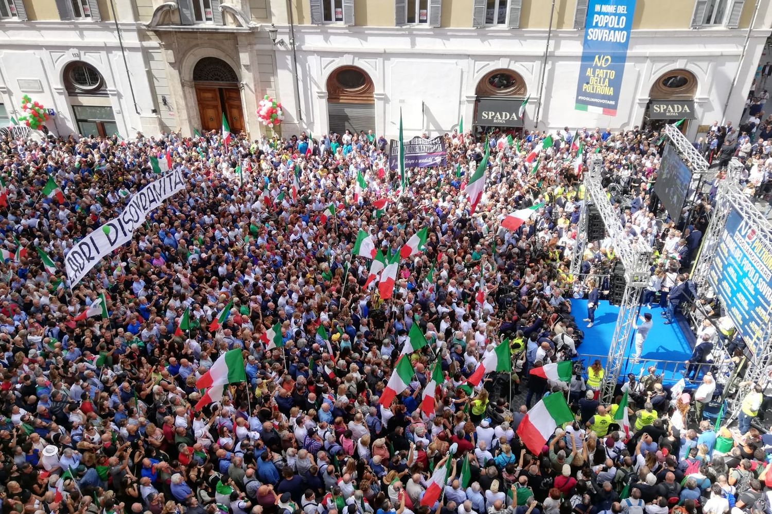 La manifestazione contro il Conte-bis in piazza Montecitorio