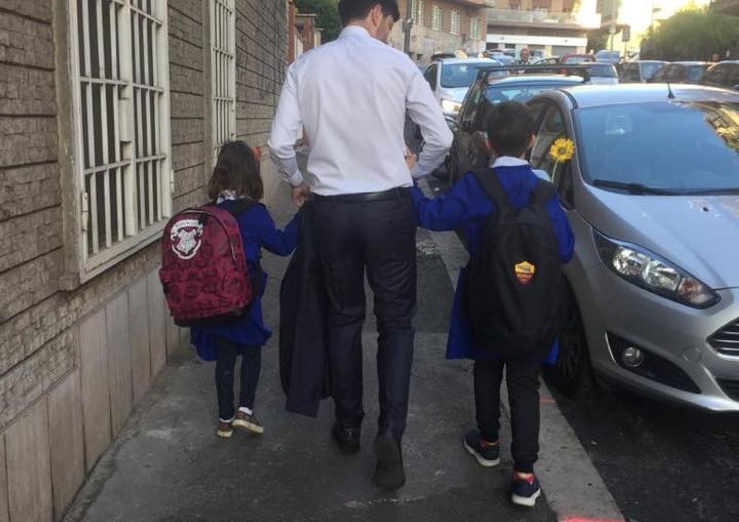 Roberto Speranza accompagna i figli a scuola