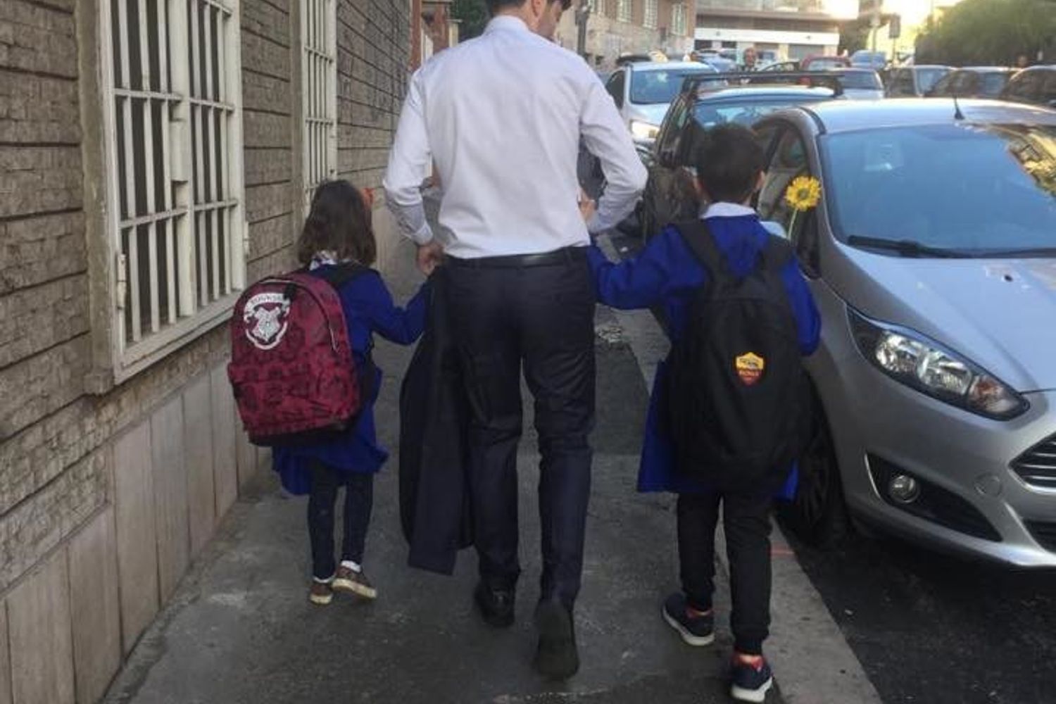 Roberto Speranza accompagna i figli a scuola