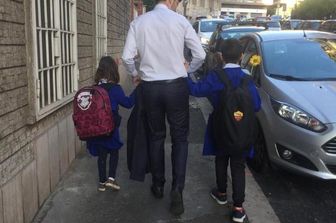 Roberto Speranza accompagna i figli a scuola