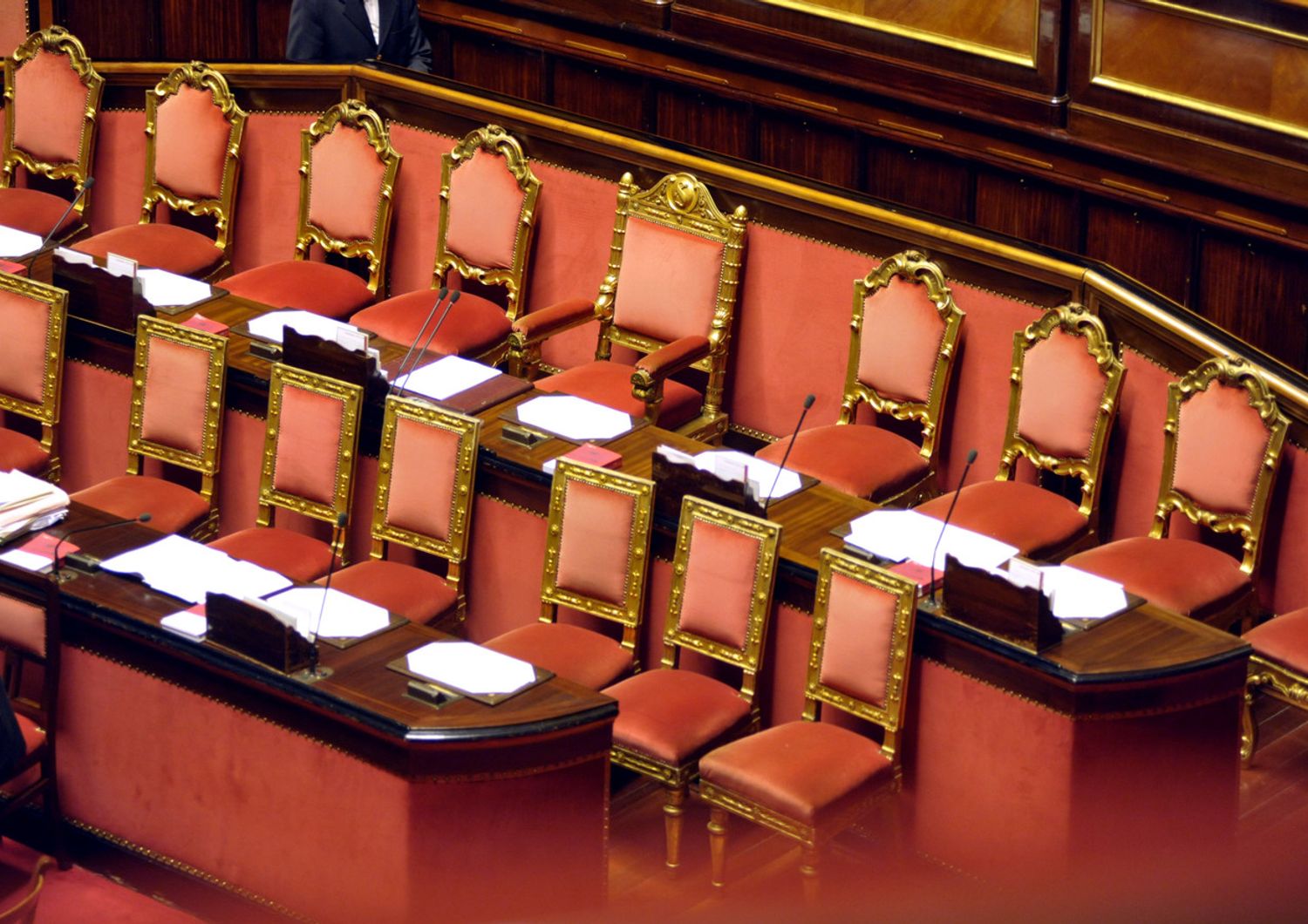 Le poltrone del governo in Senato