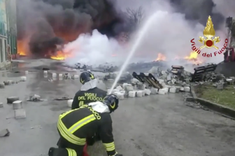 L'incendio nella fabbrica di batterie di Avellino