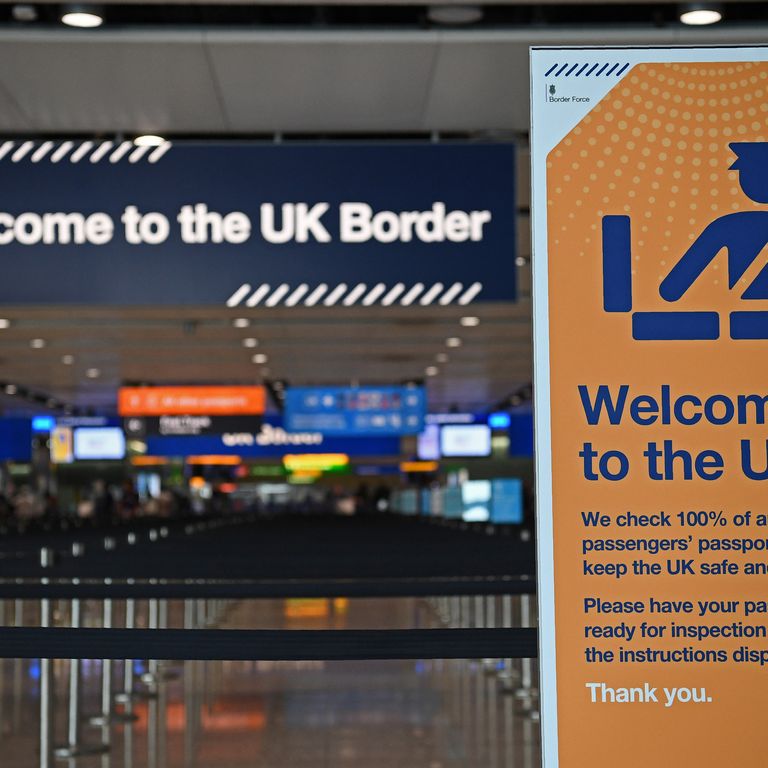 Il controllo passaporti all'aeroporto londinese di Heathrow