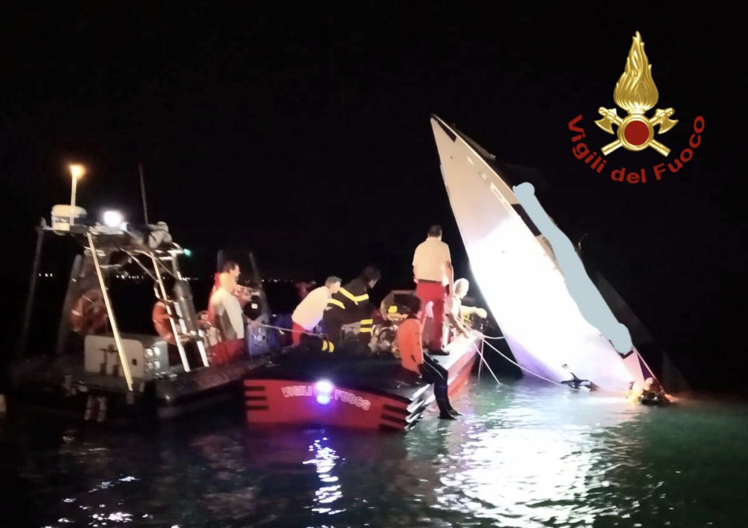 La barca di Buzzi affondata dopo l'impatto con la diga a Venezia