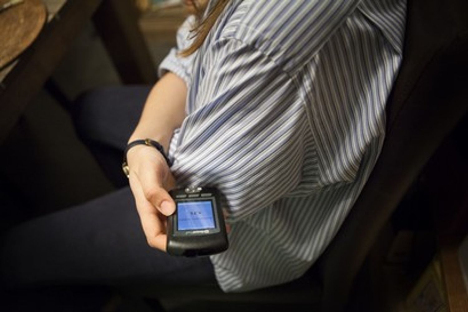 Adolescente con diabete controlla la sua glicemia attraverso dispositivo medico