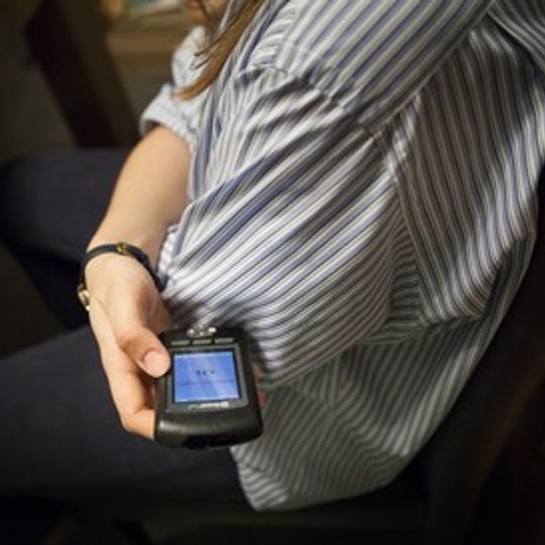 Adolescente con diabete controlla la sua glicemia attraverso dispositivo medico