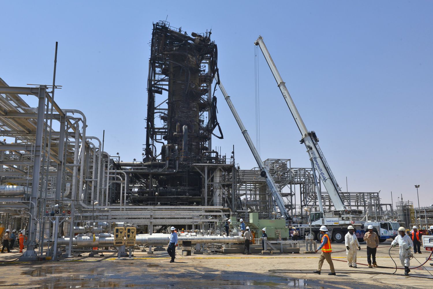 Uno degli impianti danneggiati dall'attacco terroristico in Arabia Saudita