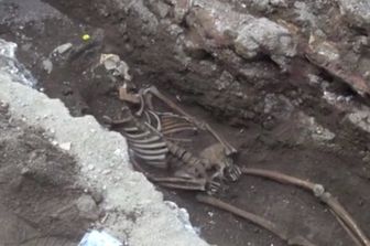 Lo scheletro ritrovato durante gli scavi a Roma
