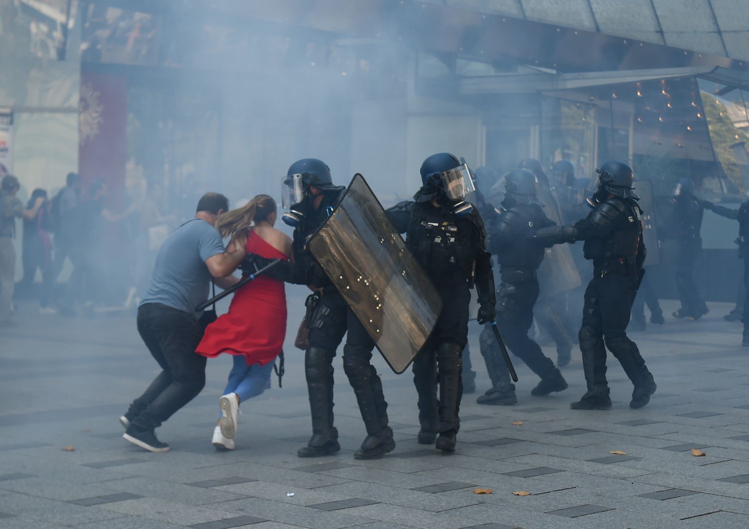 Scontri a Parigi tra gilet gialli e polizia