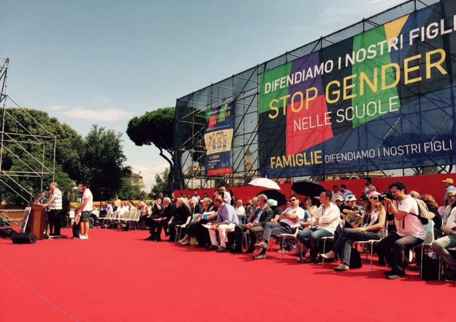Il Family day riempie piazza San Giovanni. Grasso, "si' alle famiglie gay"