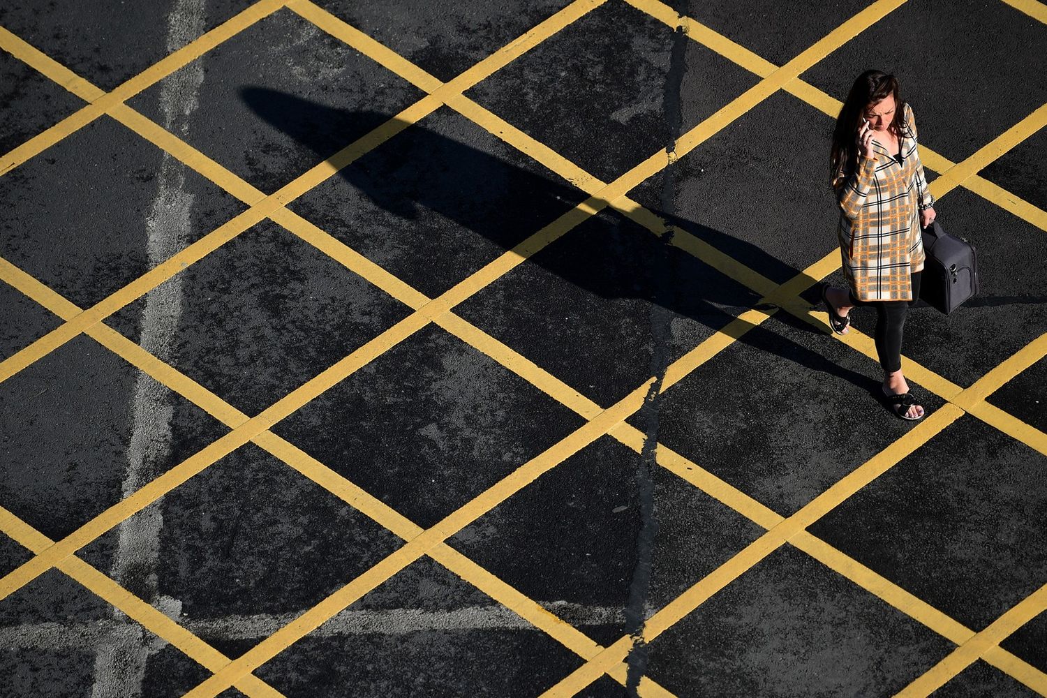 Donna smartphone aeroporto