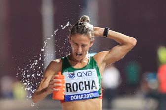 Una partecipante alla maratona femminile di Doha