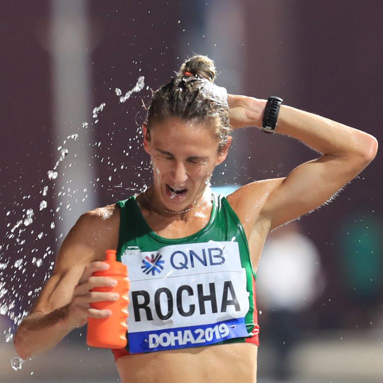 Una partecipante alla maratona femminile di Doha