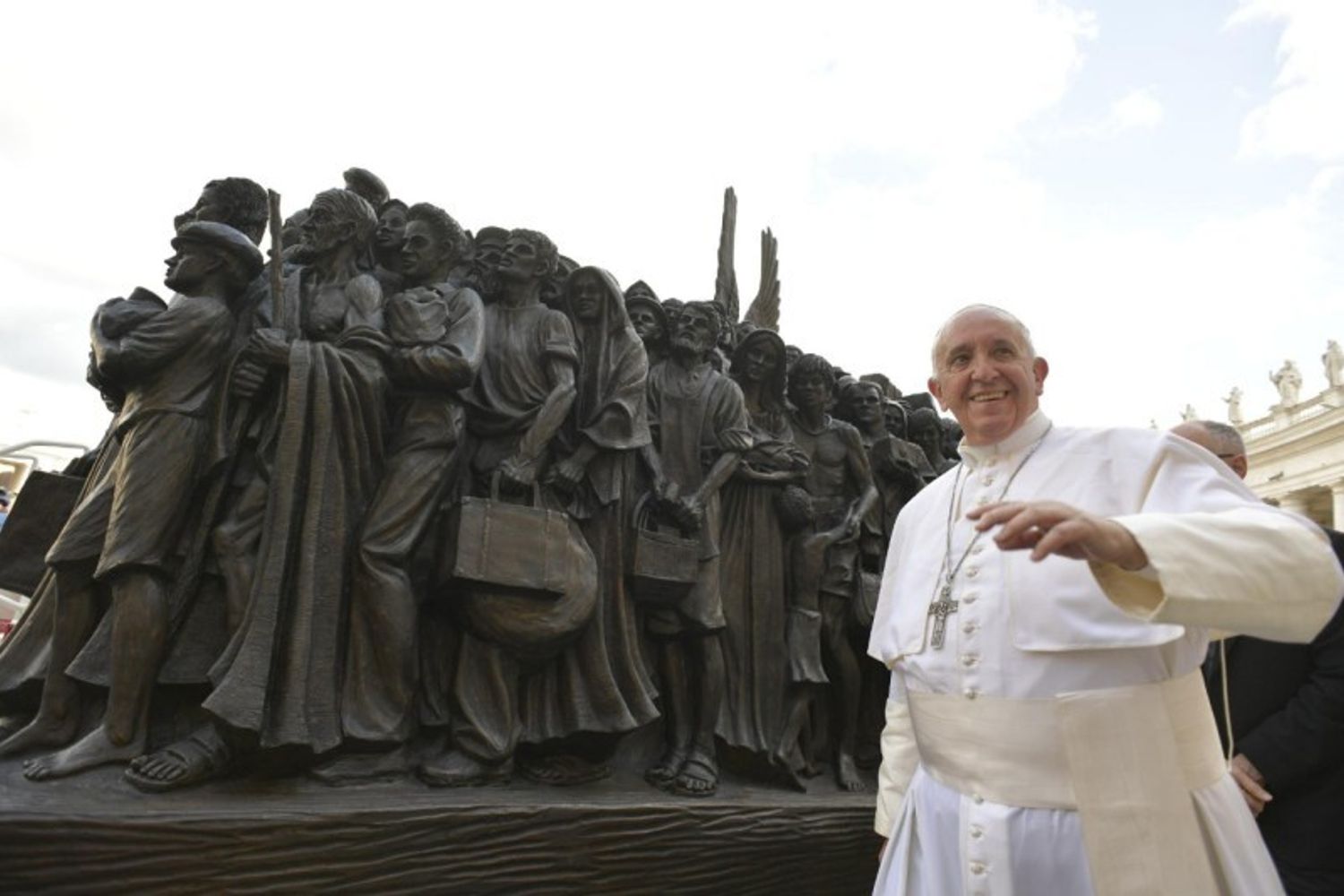 Papa Francesco con il monumeeto ai migranti che sar&agrave; posizionato in piazza San Pietro