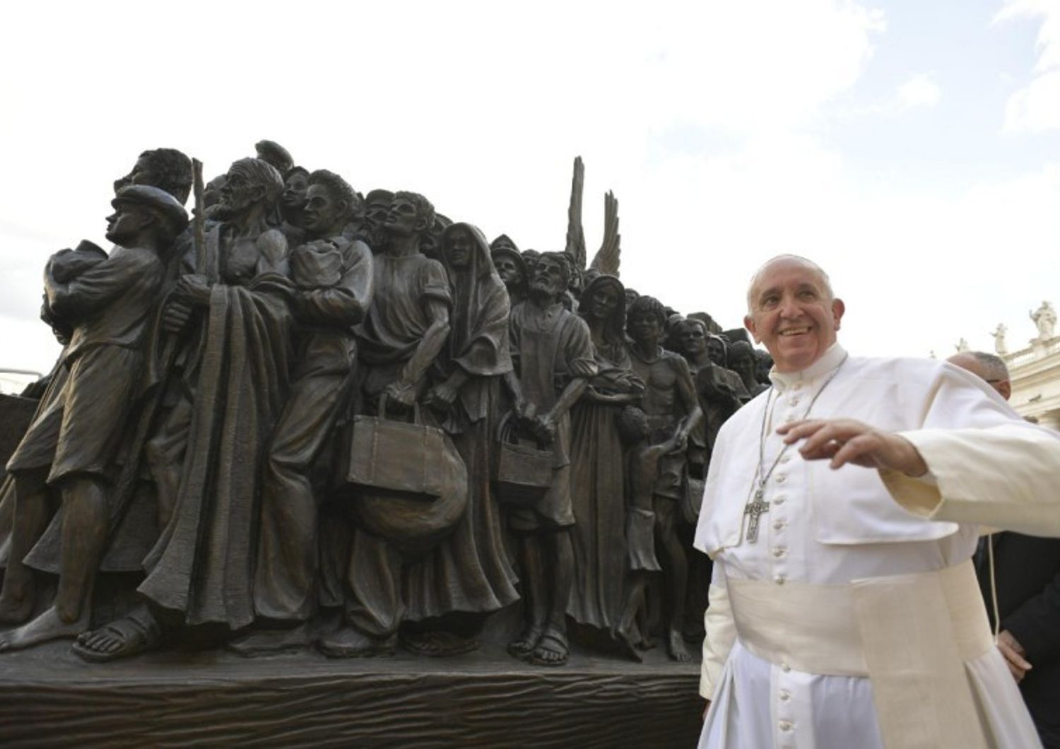 Papa Francesco con il monumeeto ai migranti che sar&agrave; posizionato in piazza San Pietro