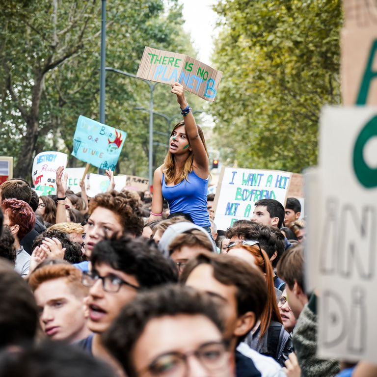Studenti alla manifestazione di Milano per il clima