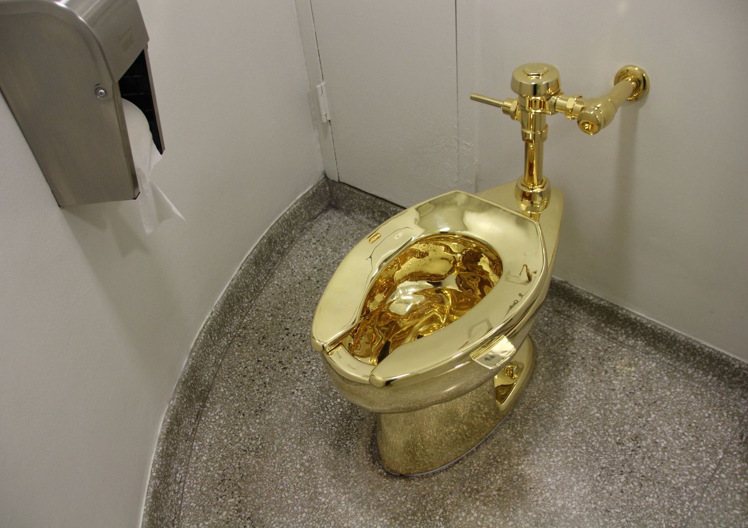 Il WC d'oro di Cattelan