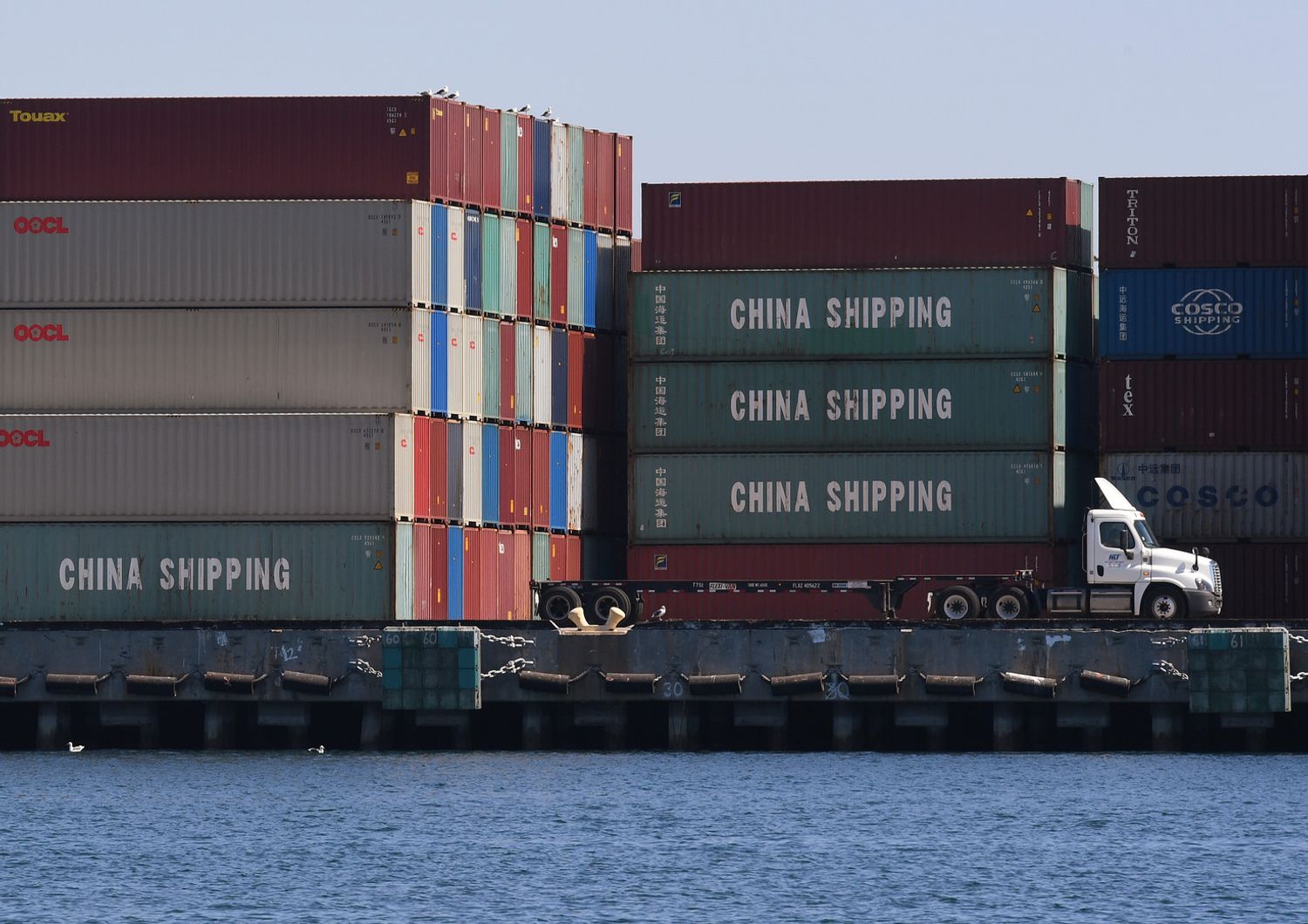 Container cinesi nel porto di Long Beach, a Los Angeles
