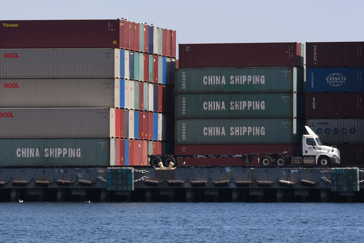 Container cinesi nel porto di Long Beach, a Los Angeles