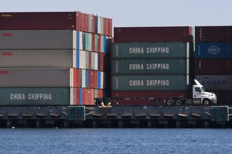 Container cinesi nel porto di Long Beach, a Los Angeles