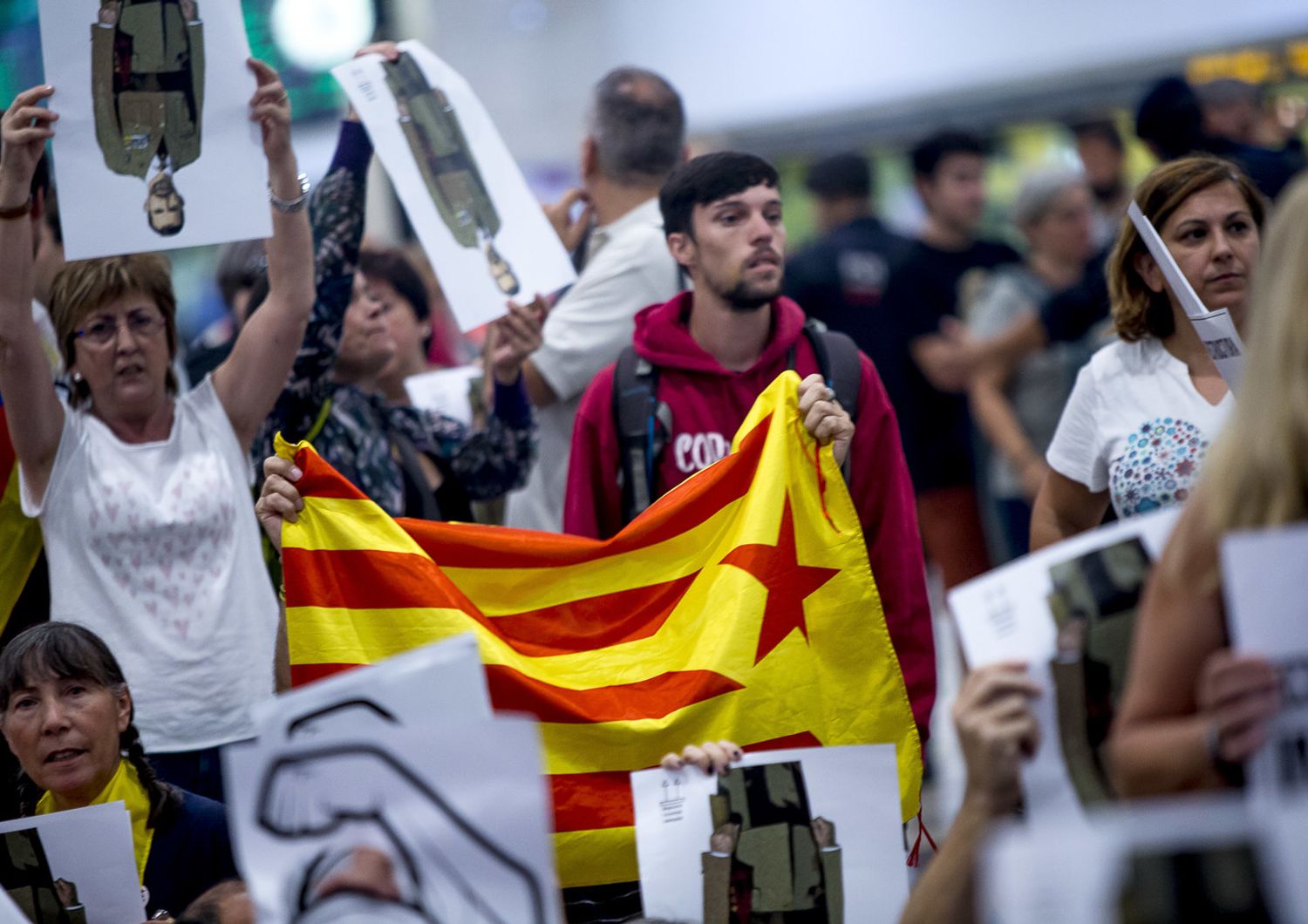 Un gruppo di persone manifesta contro la condanna dei leader separatisti in Catalogna