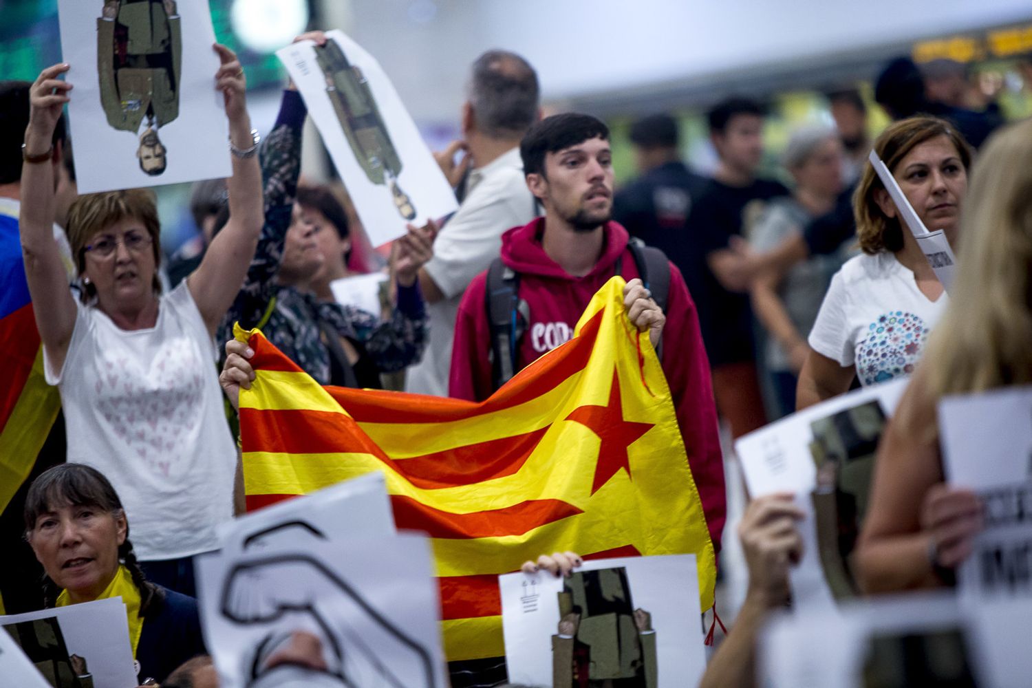 Un gruppo di persone manifesta contro la condanna dei leader separatisti in Catalogna