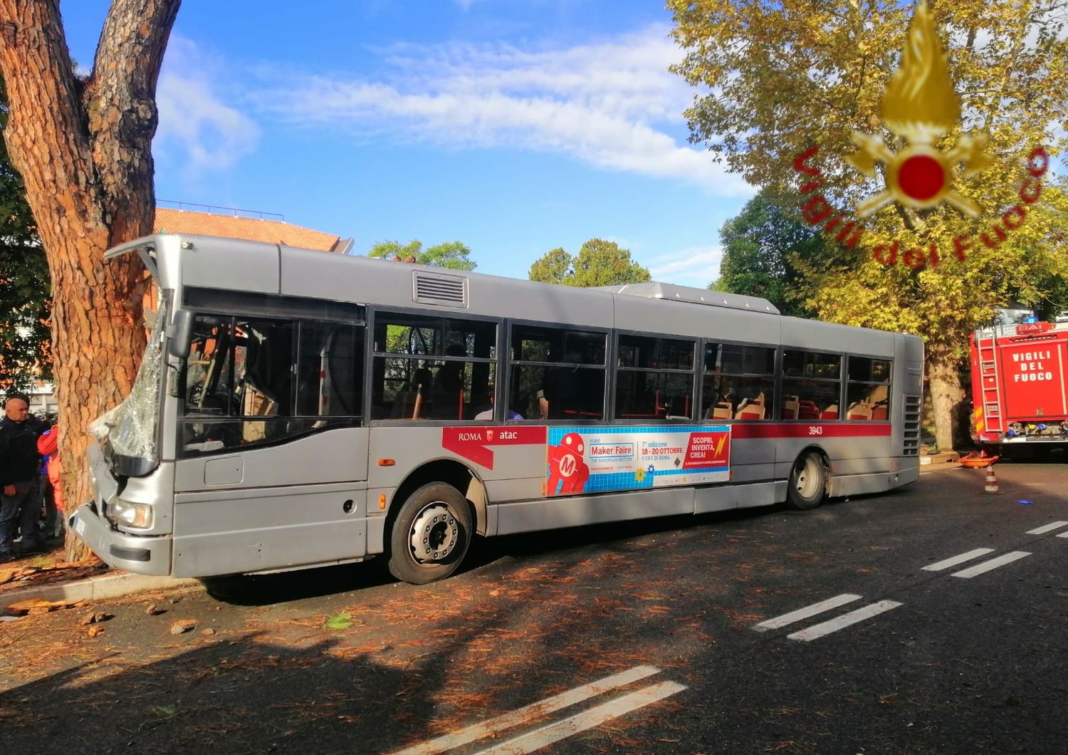 L'autobus che &egrave; finito contro un albero sulla via Cassia a Roma