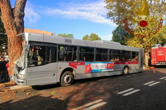 L'autobus che &egrave; finito contro un albero sulla via Cassia a Roma