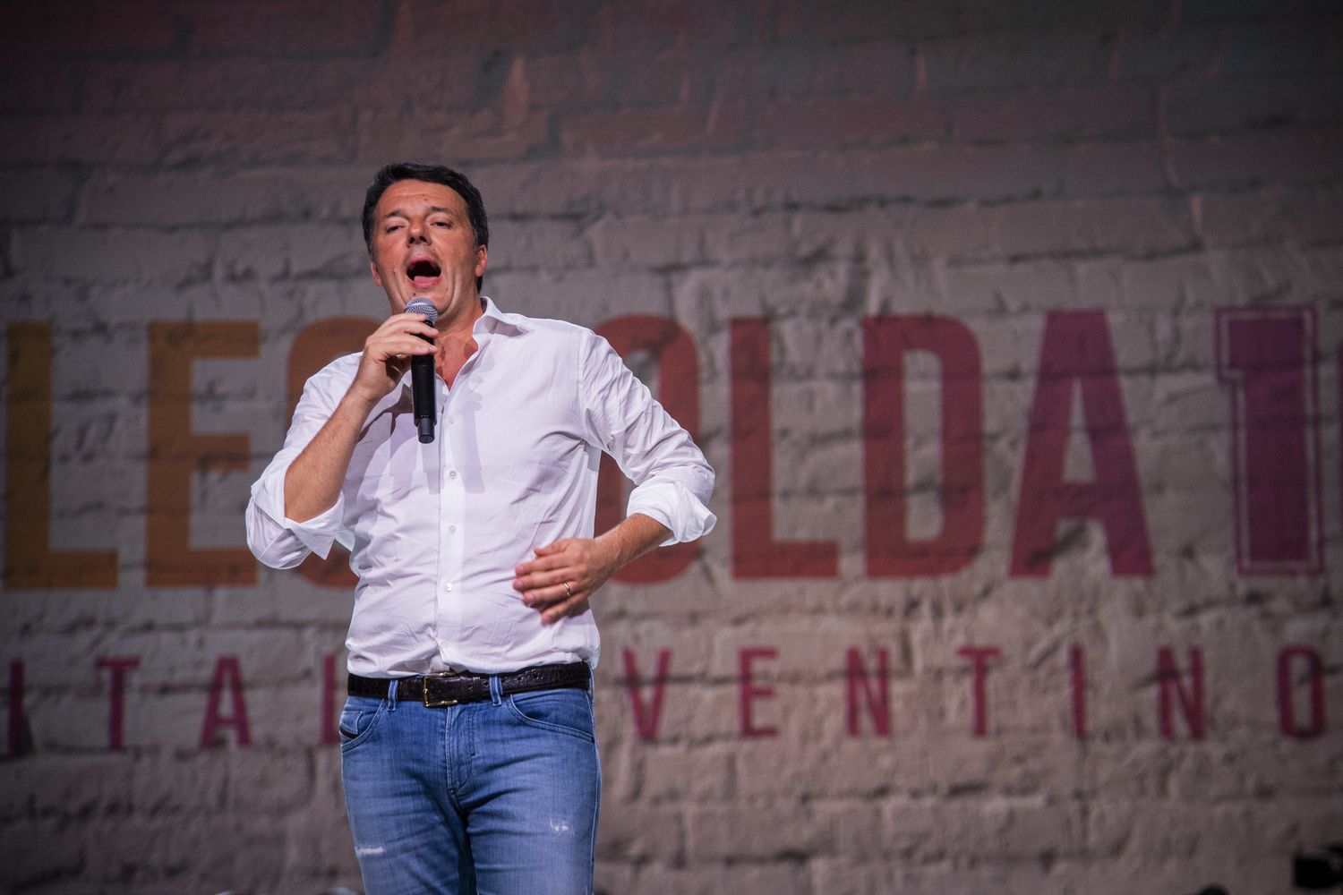 Renzi sul palco della Leopolda