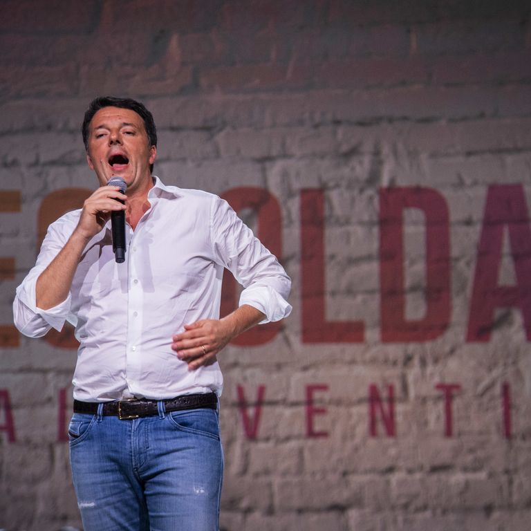 Renzi sul palco della Leopolda