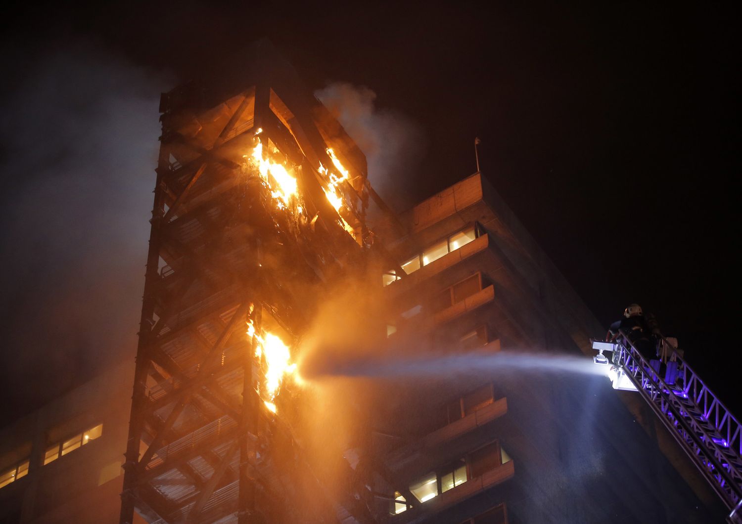 L'incendio del palazzo dell'Enel a Santiago del Cile
